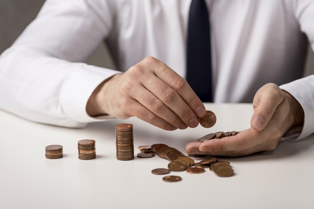 front-view-defocused-businessman-with-coins.jpg галстук