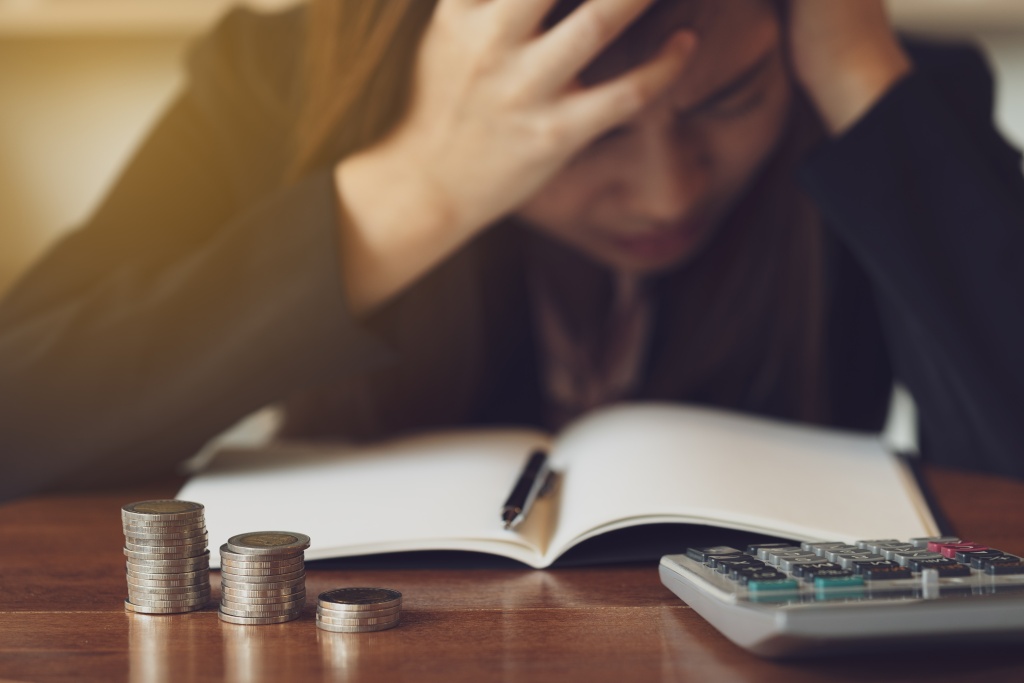 frustrated-businesswoman-sitting-with-head-hands-desk.jpg стол