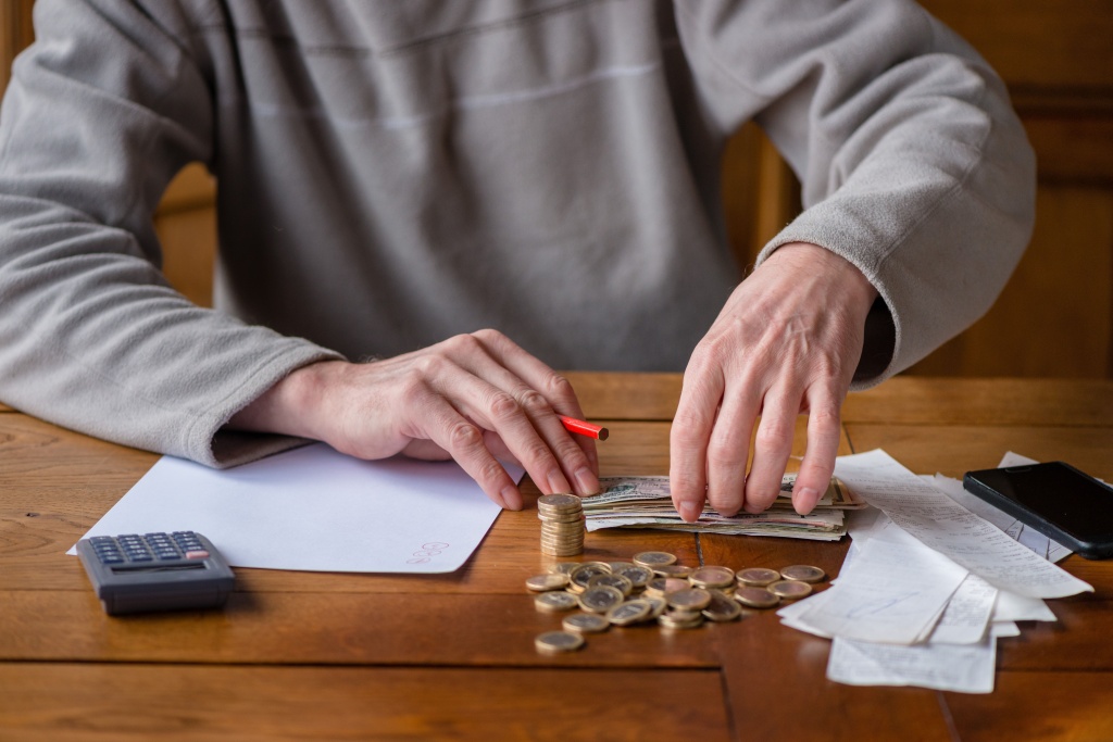 midsection-man-calculating-money-table.jpg деньги